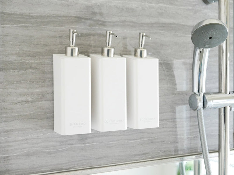 白色のマグネット式石鹸ディスペンサーが洗面台に設置されている