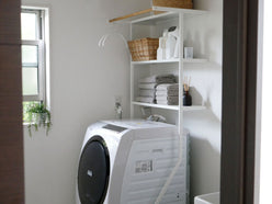 タワーブランドの立て掛けランドリーシェルフ、高さ190cm、スチール製本体と天然木ハンガーバーを備えた2段棚