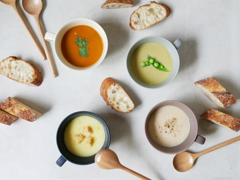 SAKUZANのSaraスープカップ。自然な土色の手作り磁器製で、約350mlの容量を持つ食器