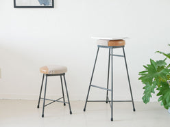 四角商店製のtwo toneスツール。座面は牛革とキャンバス素材、脚はクリアラッカー塗装された鉄製。モダンでスタイリッシュなデザイン。