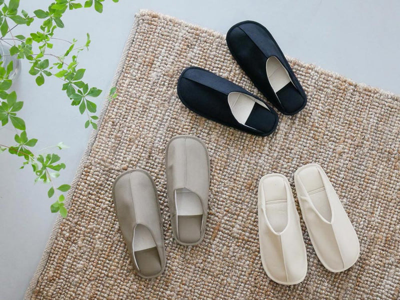 サラサデザインのb2cウォッシャブルスリッパ。麻素材の甲部とポリウレタンEVAソールを使用した室内専用の快適な履き心地のスリッパ。