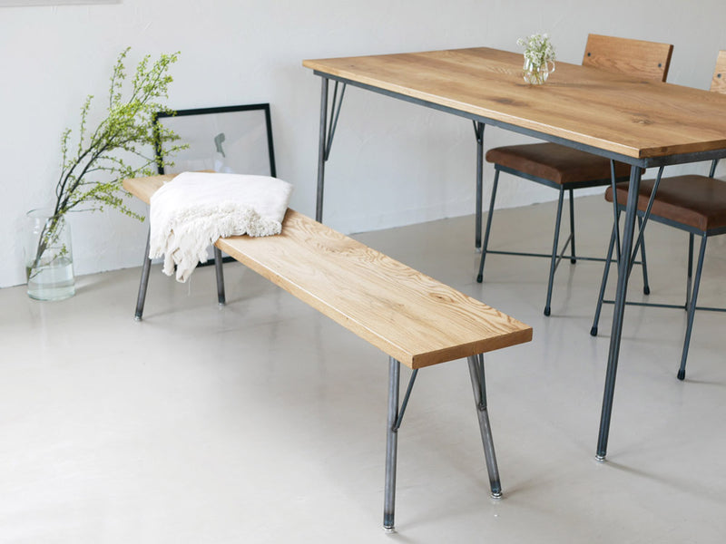 SIKAKU四角商店製オーク無垢集成材天板とクリアラッカー塗装の鉄脚を持つ120cmのベンチ