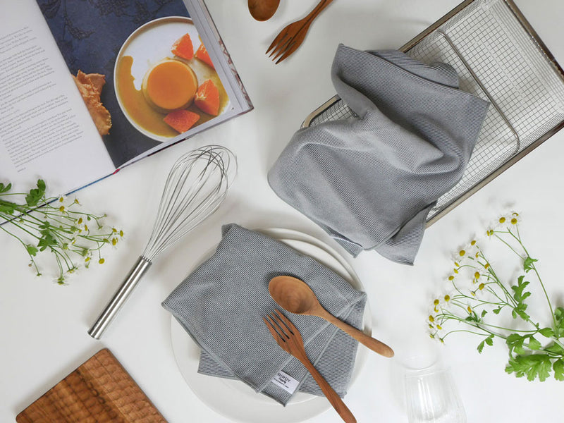 バーディサプライのポリエステル製キッチンタオルが食卓に美しく配置され、食器やカトラリーと共に使用されている様子