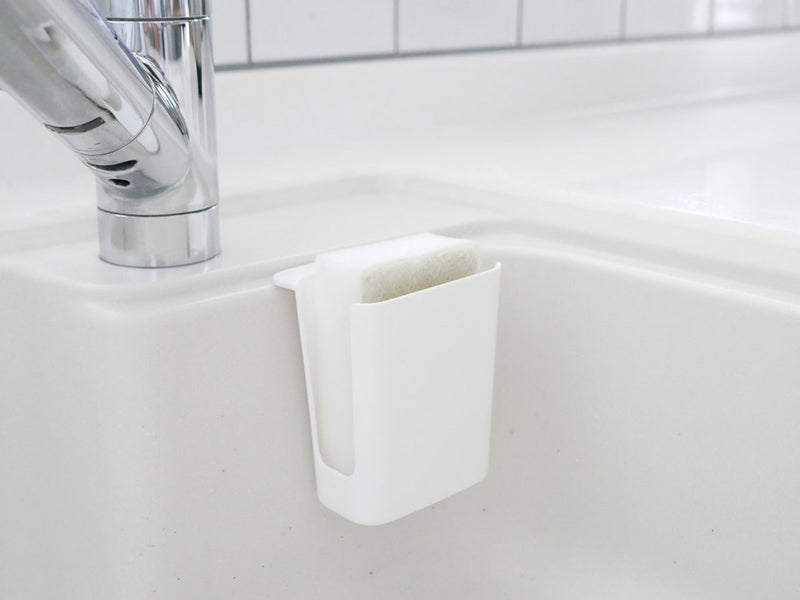 Kichitoブランドのシンク用スポンジポケット。ポリプロピレンとPVC素材で作られ、幅8.5cm×奥行き6.5cm×高さ10.5cmのサイズ。シンクに取り付け可能で耐荷重1kg、耐熱温度80度の日本製製品