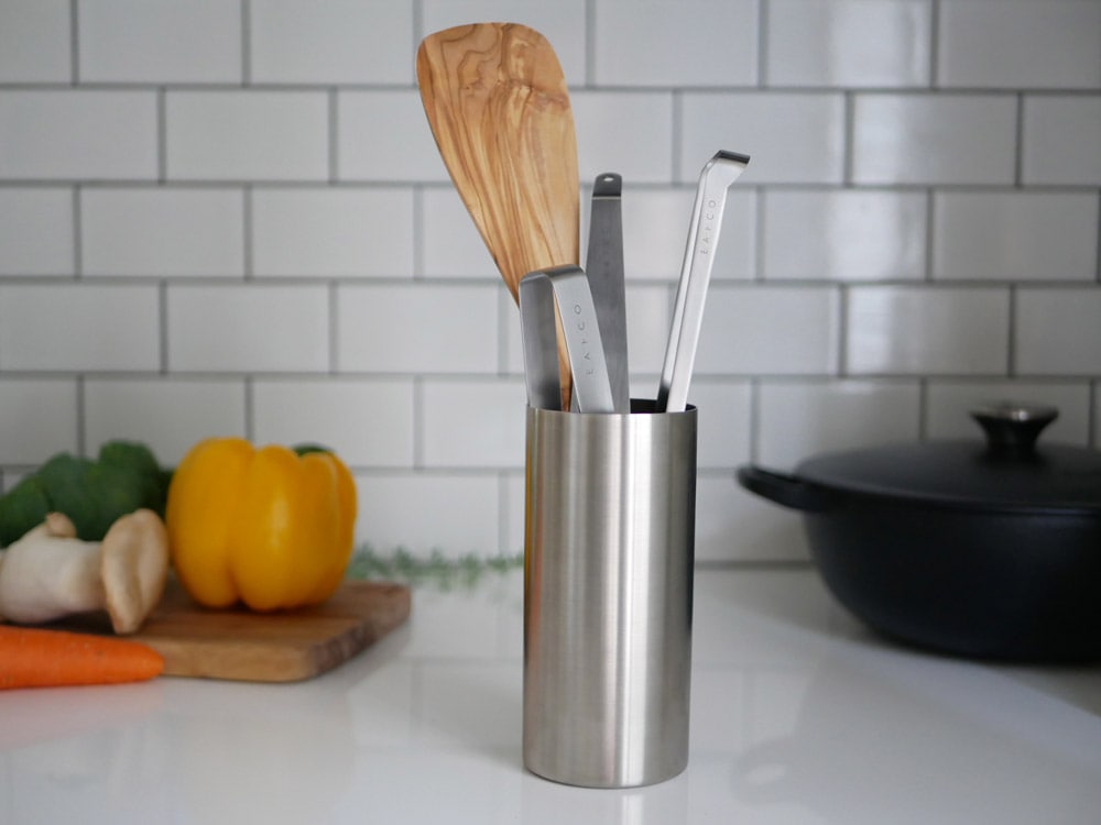 EAトCOのタテツールコンテナに包丁やスプーンが収納されている