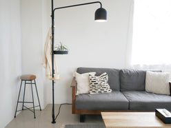 家具や照明が整ったモダンなリビングルームのインテリア