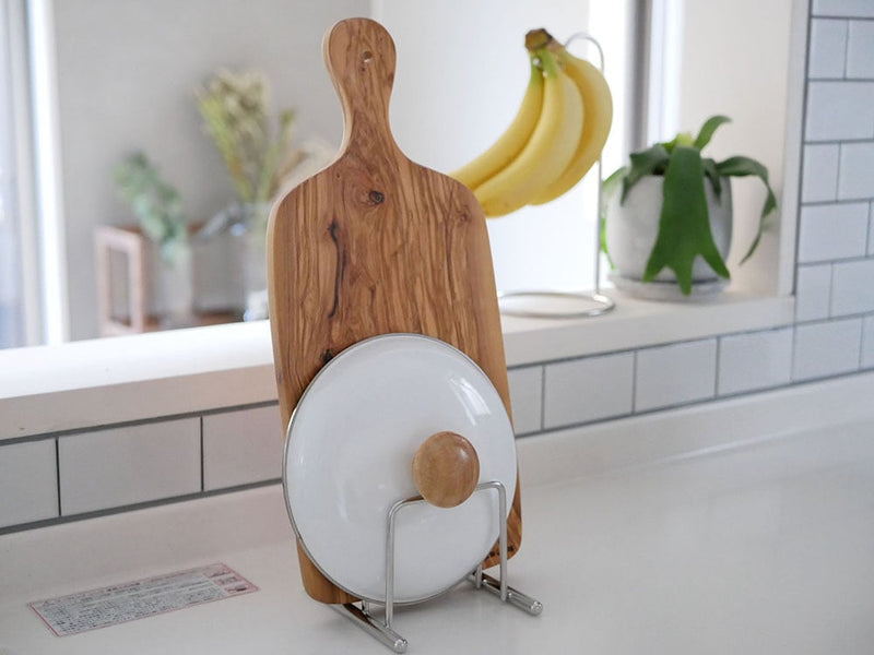 SALUS(セイラス)のデイリーまな板スタンドにカッティングボードと果物が置かれたキッチン