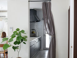 ポッシュリビングのアイアンマルチハンガーが壁に掛かっている