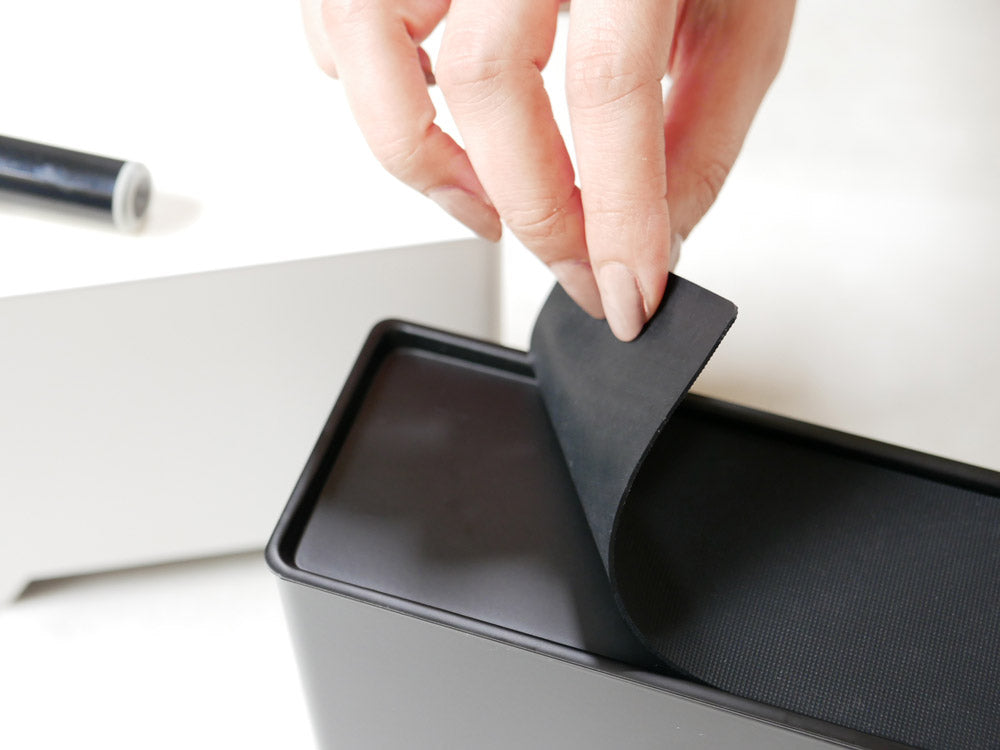 towerブランドの銀色マグネットマスクホルダー