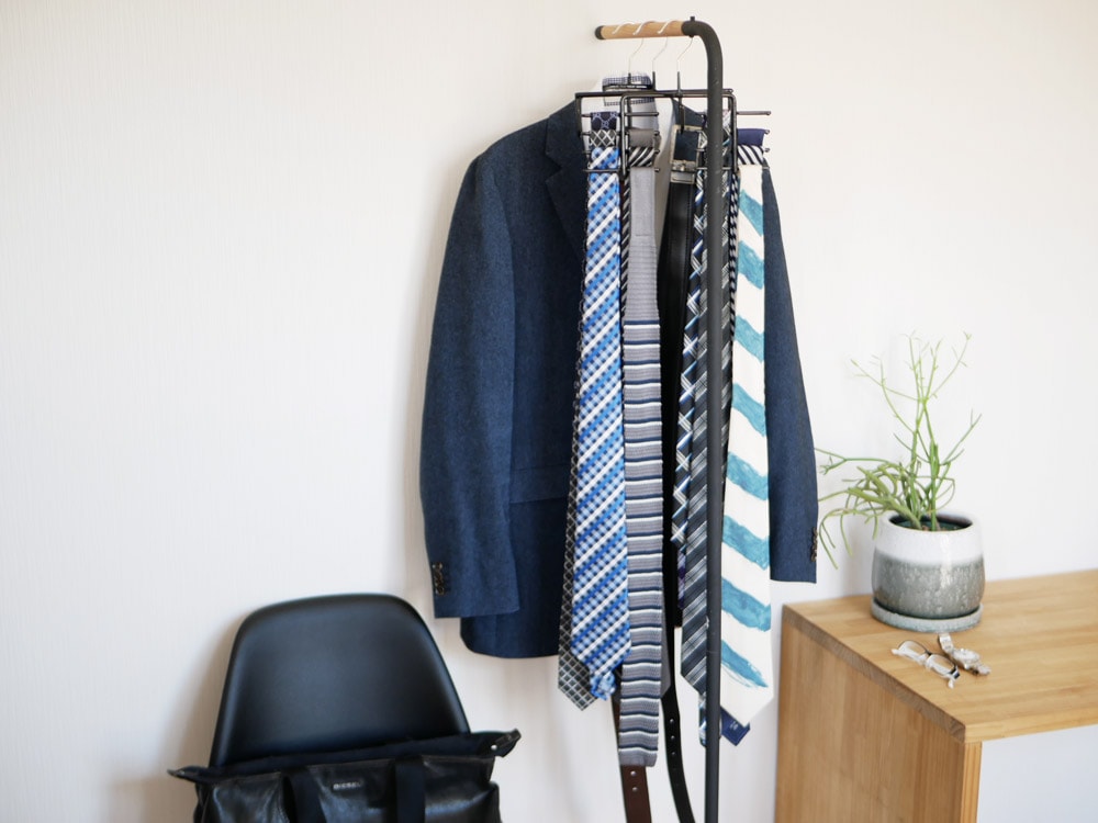 デニム製の洋服ハンガーとバッグ