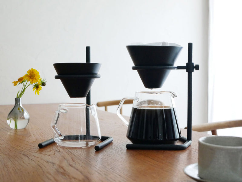 キントーのブラックブリュワースタンドセット。ステンレス製スタンドに2つのカップとサーバーが配置されたキッチン用具セット。