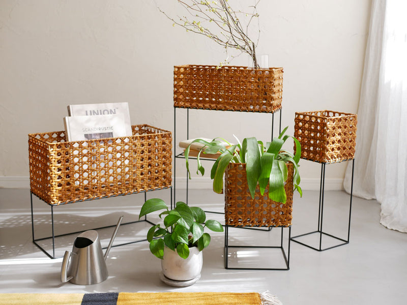 クレエのUTILE Octaポットスタンドにハウスプラントの花鉢が配置されたナチュラルウィッカーバスケット
