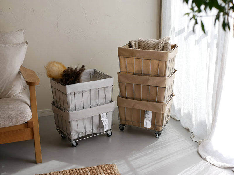 BRID/ブリッドのキャスター付きグレースタッキングバスケットが重ねられたリビングルーム用収納バスケット