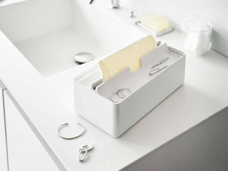 銀色のトレー蓋付きペーパータオルケースで、家庭用にシンプルにデザインされた収納用品