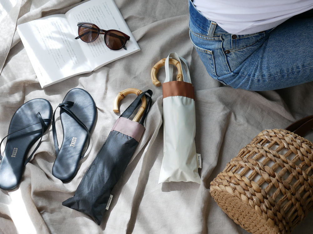 becauseビコーズのPUグログラン長傘。UVカットと防水加工が施された手開きタイプの折りたたみ傘。セーフガード付きで安全に使用可能。