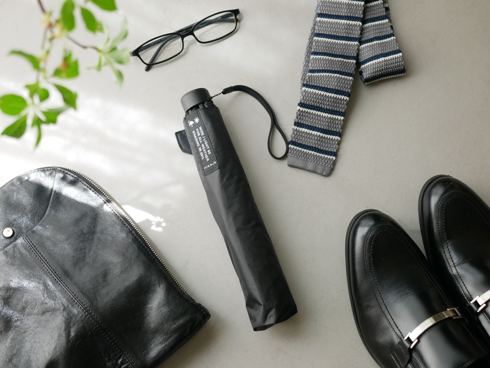 【mabu/マブ】ワイドライト遮光ミニ65傘。ポリエステル100%生地とアルミおよびカーボンファイバー製の骨組みで軽量かつ耐久性に優れ、開いた時の直径約115cmのスタイリッシュなデザイン。