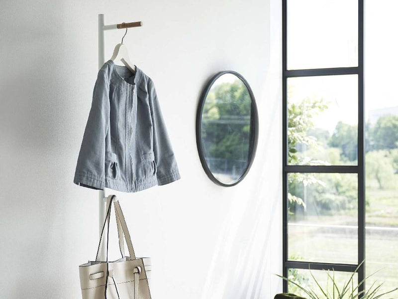 スチール製の【tower/タワー】エントランスコートハンガーに肩掛けバッグやハンドバッグが掛かっている様子