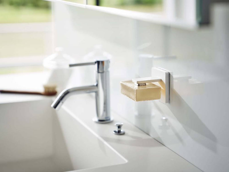 バスルームの洗面台に取り付けられた【MIST/ミスト】フィルムフック マグネット石鹸ホルダー