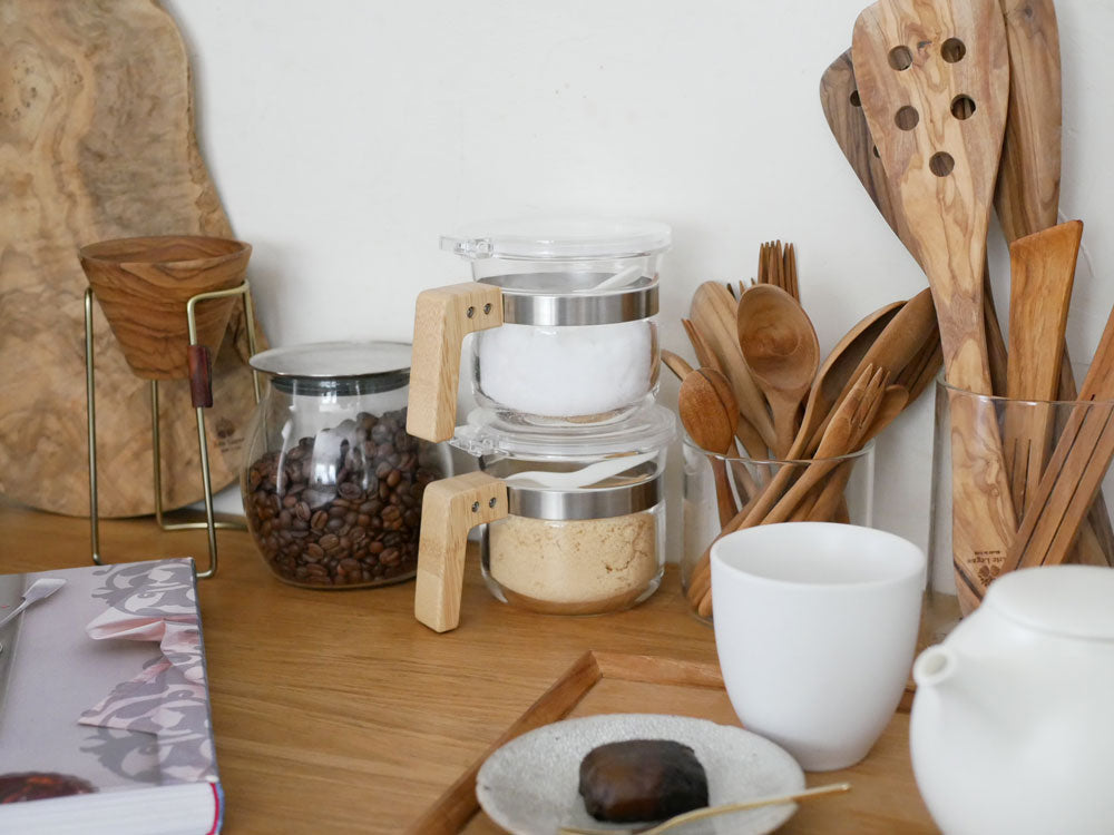 biiteのパウダーポットとスプーンがトレイに配置されたテーブルウェアの写真