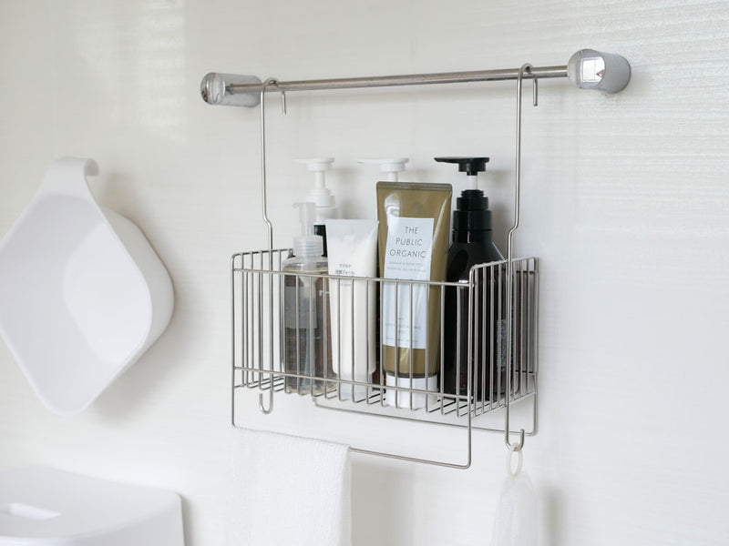 バスルームのシンク上に掛けられた18-8ステンレス製の引っかけ式バスケットと、ボトルや石鹸ディスペンサー、歯ブラシホルダーが整然と配置されている様子