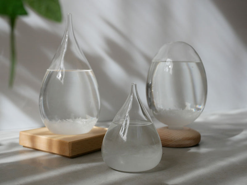 【ヒャクパーセント】透明ガラス製Tempo Dropバス、木座付きのインテリア装飾品