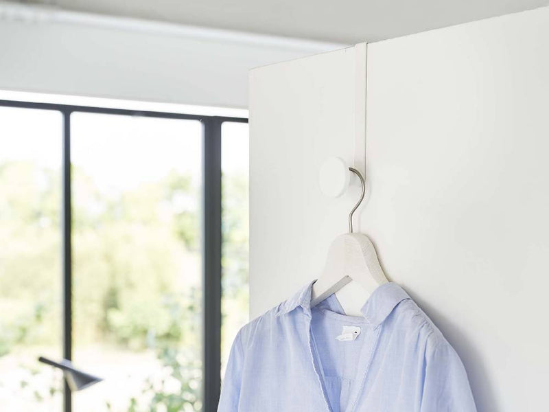 滑り止めシリコーンフック付きスチール製スマートドアハンガー。幅5cm、高さ19.5cmでドアに取り付け、最大1.5kgの衣類を安全に掛けることができます。