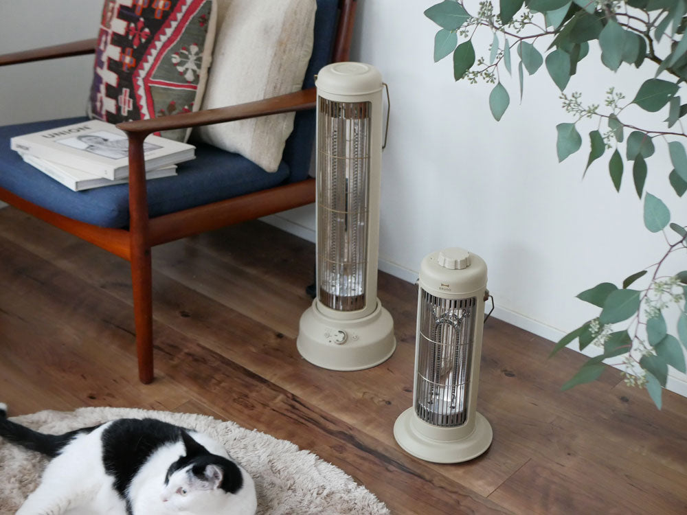 木の床の上に置かれたBRUNO(ブルーノ)のノスタルジックなミニカーボンヒーター