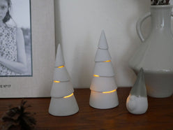 九谷焼のクリスマスツリーにLEDキャンドルを灯した装飾