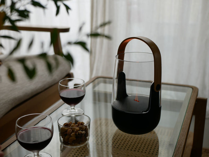 スタドラフォームSOPHIEアロマディフューザーの静物画像。炎を模したLEDライトが灯り、デザインが際立つ様子