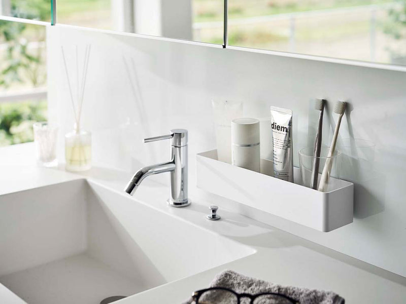 白色のフィルムフックラック W30が浴室のシンクカウンターに取り付けられている様子