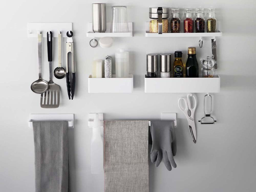 キッチンの棚に白色のフィルムフックラックが設置され、調理器具やカトラリーが掛けられている様子