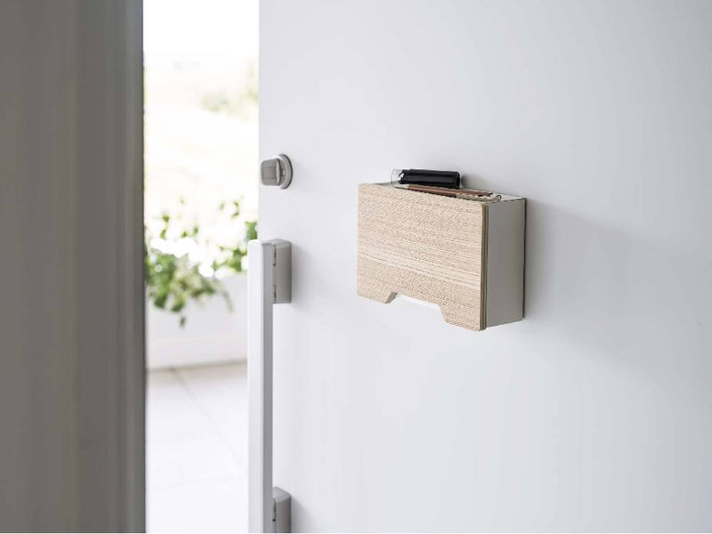 RIN/リンのマグネットマスクホルダー。スチール製本体と天然木の積層合板トレーが組み合わさった家庭用セキュリティハードウェア