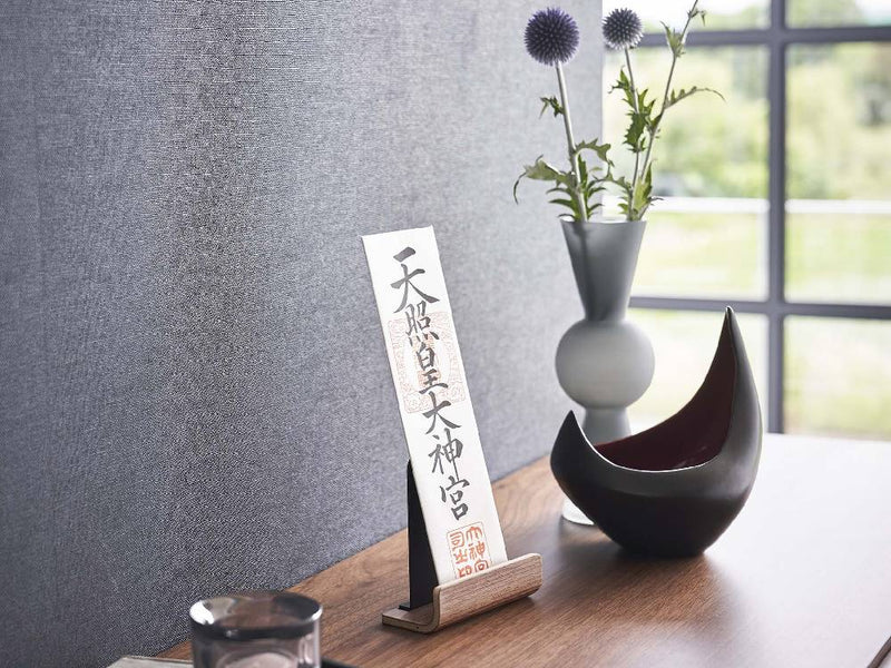 RIN/リンのシングル神札スタンドがスチールと木材で作られ、オフィスデスク上に花瓶や観葉植物とともに配置された静物写真