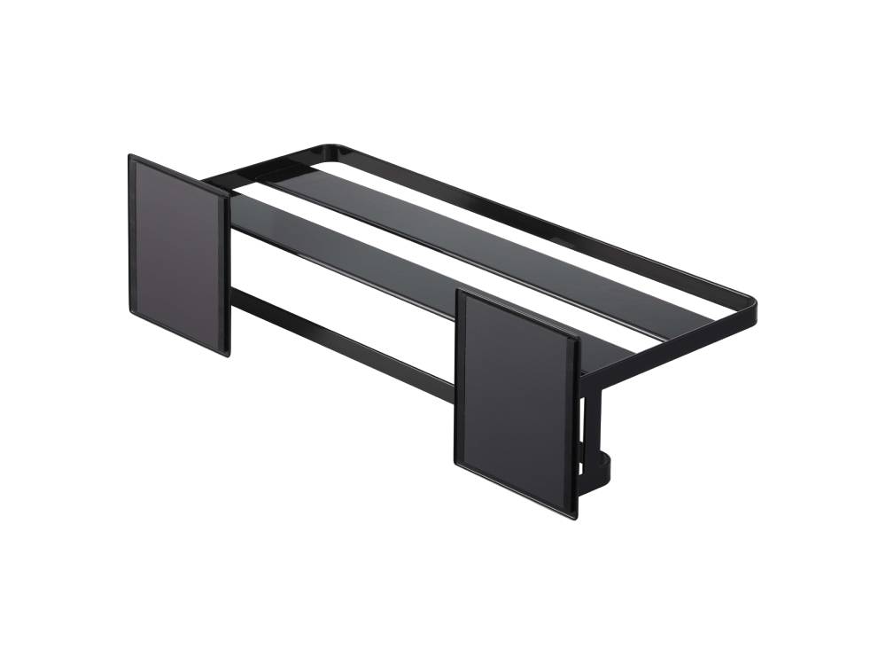 スチール製のマグネットバスルームバスタオル棚が浴室の壁に設置されている様子。シンプルで実用的なデザイン。