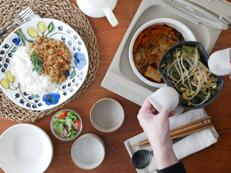 récolteクッキングライスクッカーとご飯、野菜を使用したおかずが並べられた食卓の様子