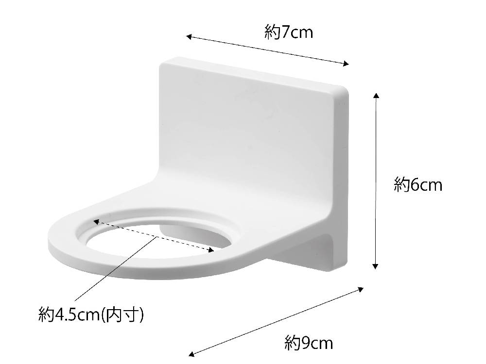 公共トイレ内に設置された陶器製の便座とビデ、配管設備が整ったバスルームの様子