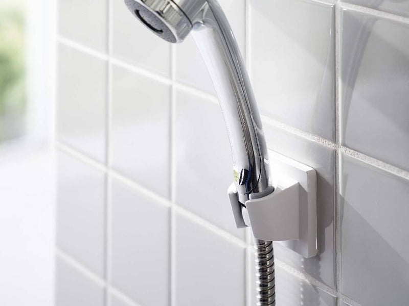 MIST/ミスト フィルムフックシャワーホルダーがバスルームのタイル面に取り付けられた様子。シルバーのABS樹脂製ホルダーとポリカーボネート製フィルムフックが見える