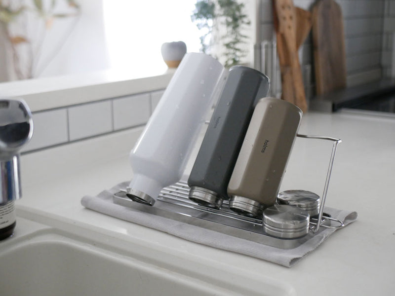 ビーワースセレクションの折りたためる18-8ステンレス製ジャグボトルスタンドがキッチンカウンターに設置されている様子
