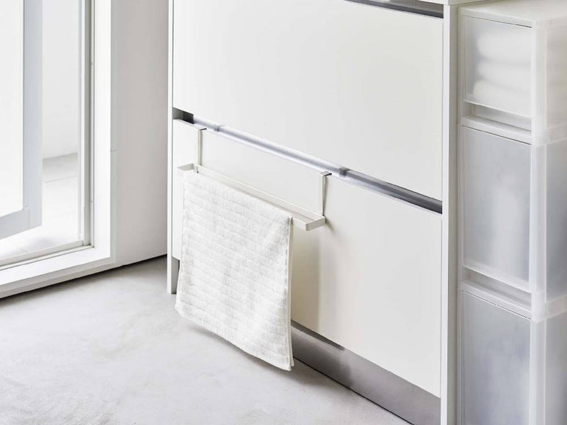 スチール製の洗面下引っ掛けバスマットとタオルハンガーが取り付けられた浴室用キャビネット