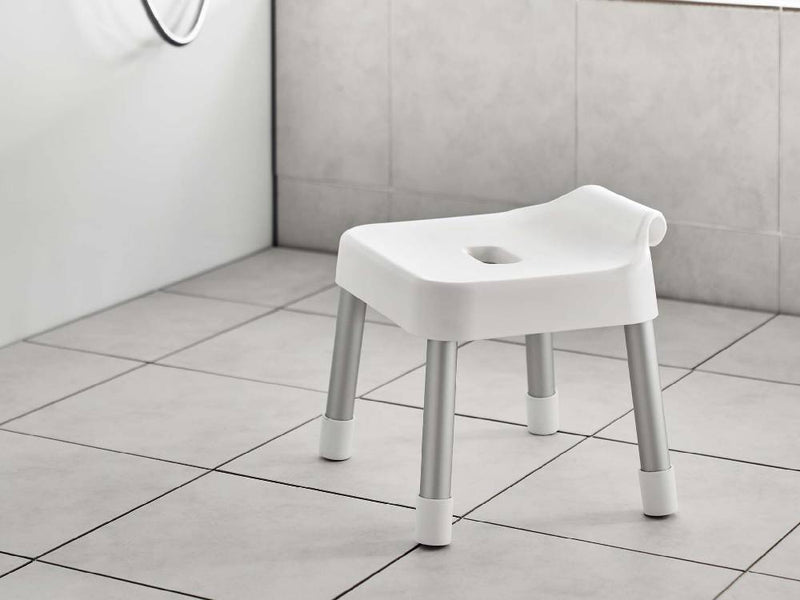 白色の【MIST/ミスト】引っ掛け風呂イス SH25。ポリプロピレン製座面とアルミニウム合金パイプを使用し、耐荷重約100kgのバスルーム用イス。