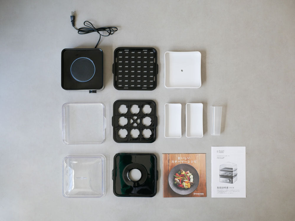 Russell Hobbsミニスチーマー本体と付属スチーム皿、スープトレイの写真。ステンレス製でコンパクトなデザイン。