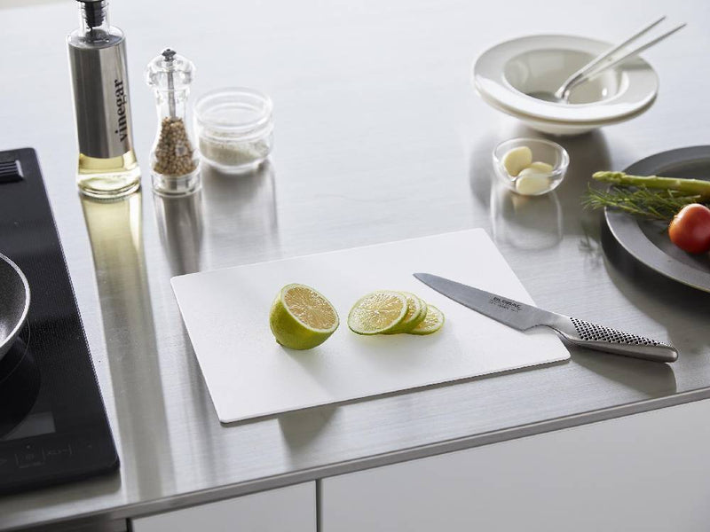 タワー抗菌シートまな板がキッチンテーブルに置かれ、果物や食器と共に整然と並べられている様子