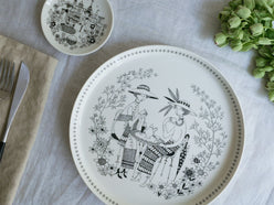 アラビア エミリア プレートの磁器製ディナーウェアセット、異なるサイズの白いプレートがテーブルに美しく並べられている