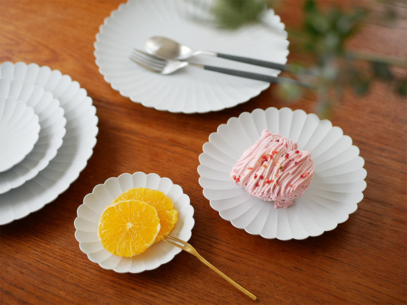 1616/arita japanのTY Palaceプレートが食卓に並び、各種サイズの陶石製プレートにデザートや料理が盛られた様子