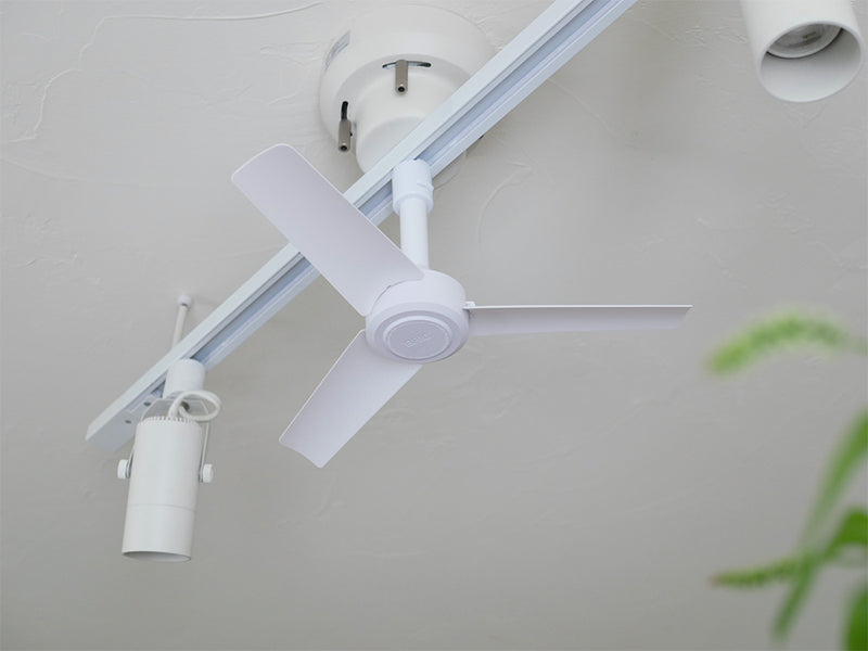 天井に取り付けられたブリッドのダクトレールファンDCベーシックΦ40