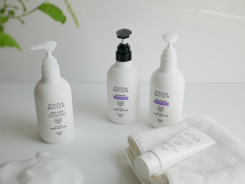 ママバターのシャンプー、トリートメント、ボディソープ、ボディローションのボトルが並んだコスメセット
