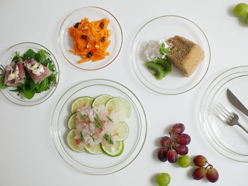 トレンドグラスイエナ製ホウケイ酸ガラスプレートに盛り付けられた新鮮なサラダとフルーツ