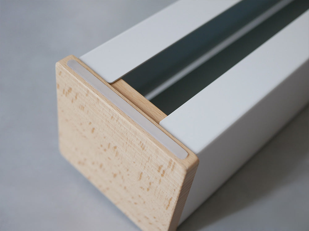 【ideaco/イデアコ】天然ブナ材を使用したコストコ用大容量ラップケースの木目が美しい側面。ボンデ鋼板とネオジウムマグネットで頑丈に仕上げられています。