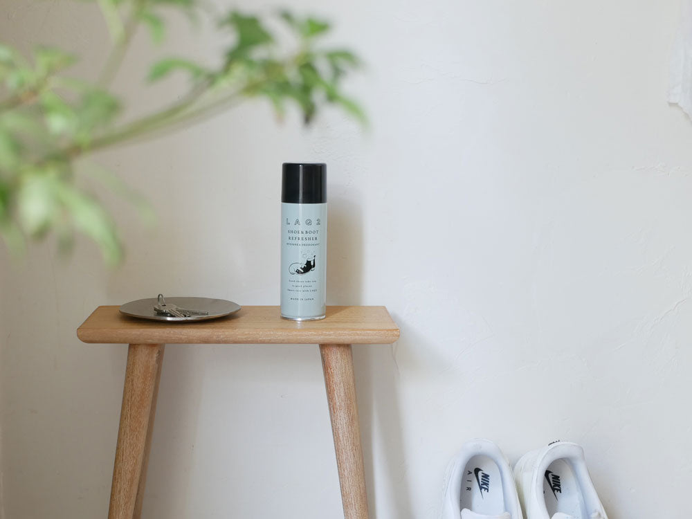 木製の家具や植物が配置されたインテリア背景に置かれたLAQ2シューズ&ブーツリフレッシャーの製品写真