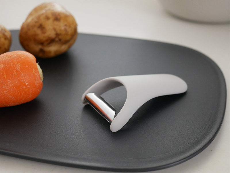 マーナのきほん ピーラー。ABS樹脂のハンドルとステンレス鋼の鋭い刃を備えたキッチン用の果物・野菜ピーラー